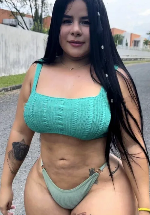 LATINA COLOMBIANA RECIÉN LLEGADA