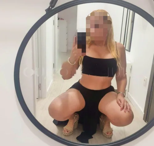 COMPLACIENTE Y ENCANTADORA