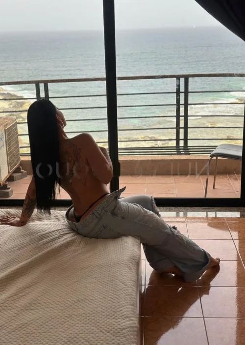 Bella y sensual por palma