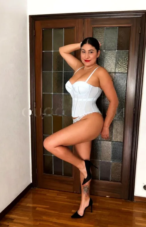 Novedad en morena delgada sexy