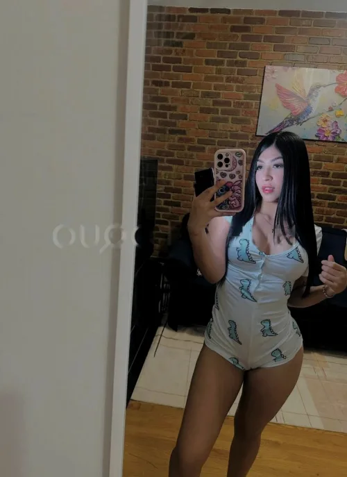 Flaca muy linda y sexy