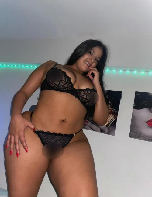 Linda morena extrovertida