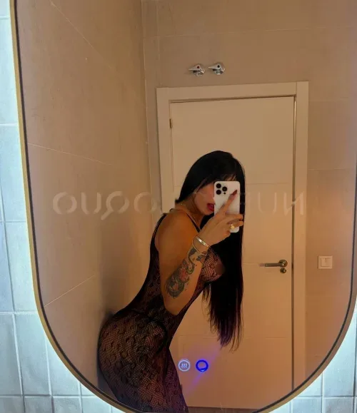 elegante y muy atractiva