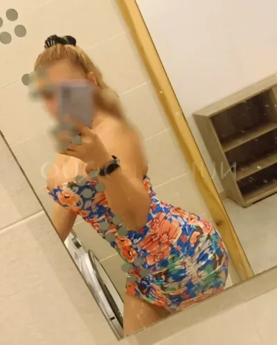 Seductora y sexy latina de paso