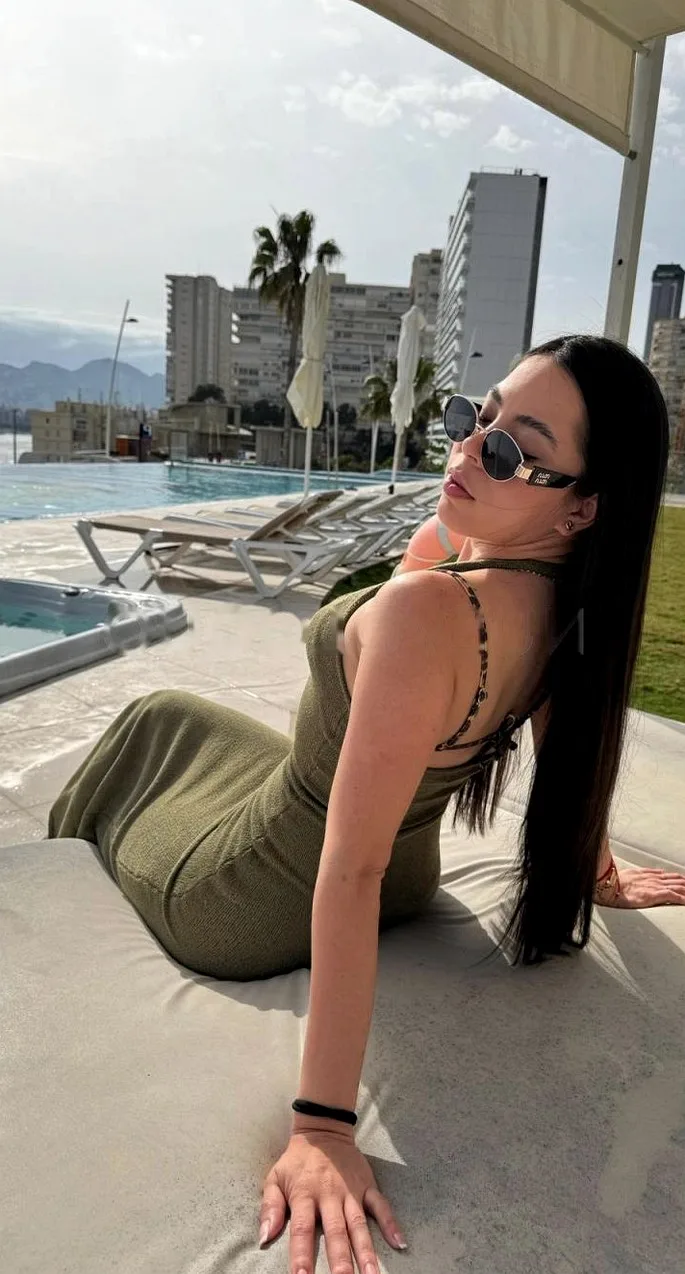 Ardiente latina de pechos naturales