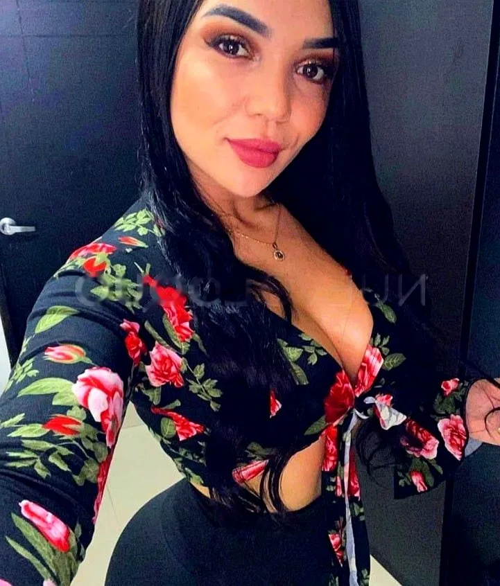 Pretty woman sexy colombian girl massage