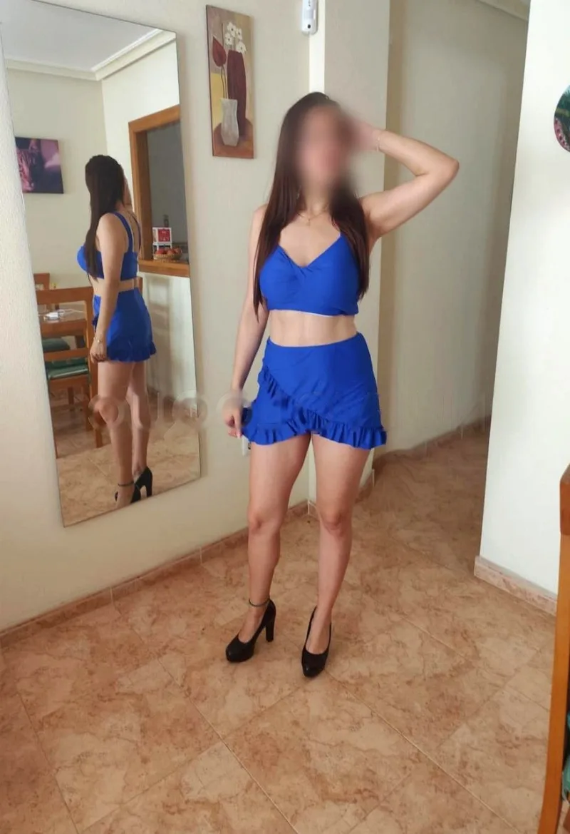 chica colombiana con curvas...