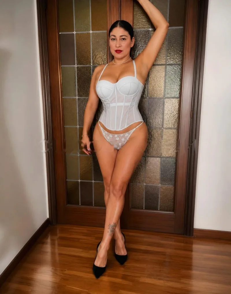 Novedad en morena delgada sexy