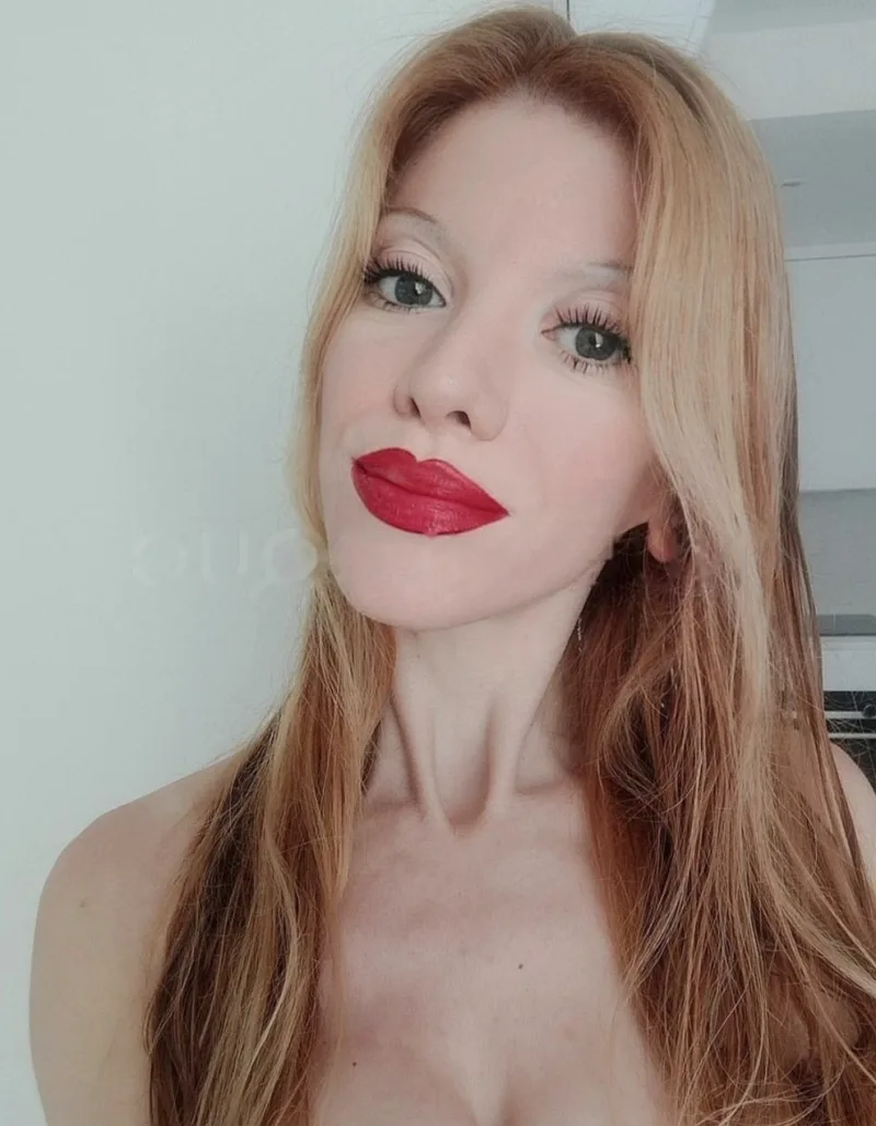 HERMOSA MUJERCITA DELGADITA SUPER HOT