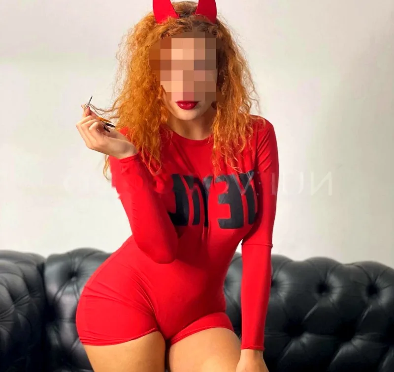 Guapísima pelirroja, madurita, Risueña