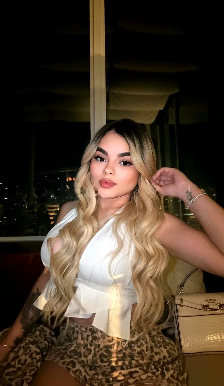 Novedad chica petite ricas tetas y culo