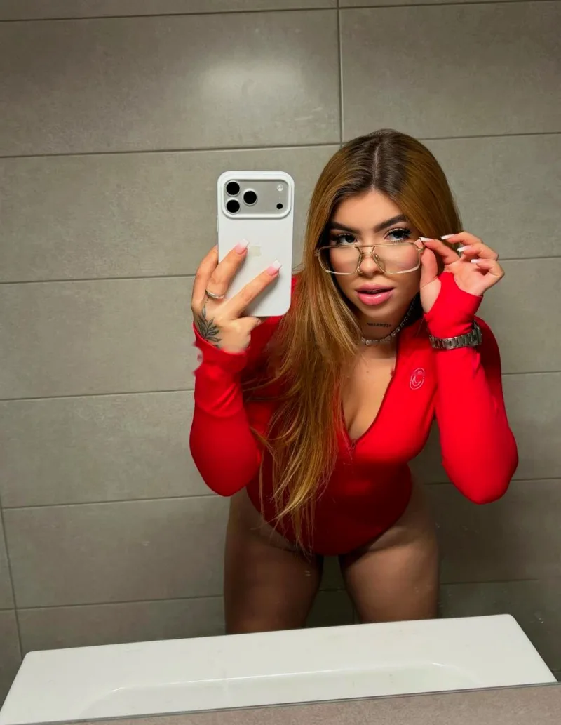LATINA RUBIA CARIÑOSA