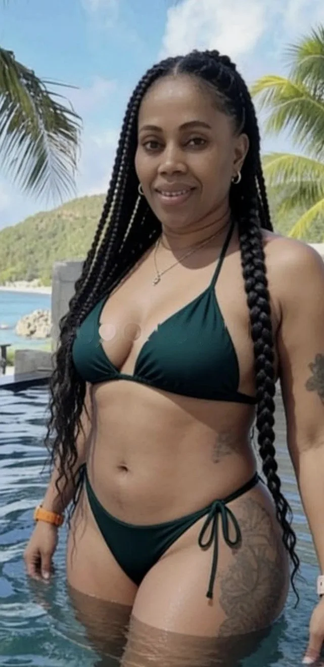 MORENITA CALIENTE DE ESCÁNDALO