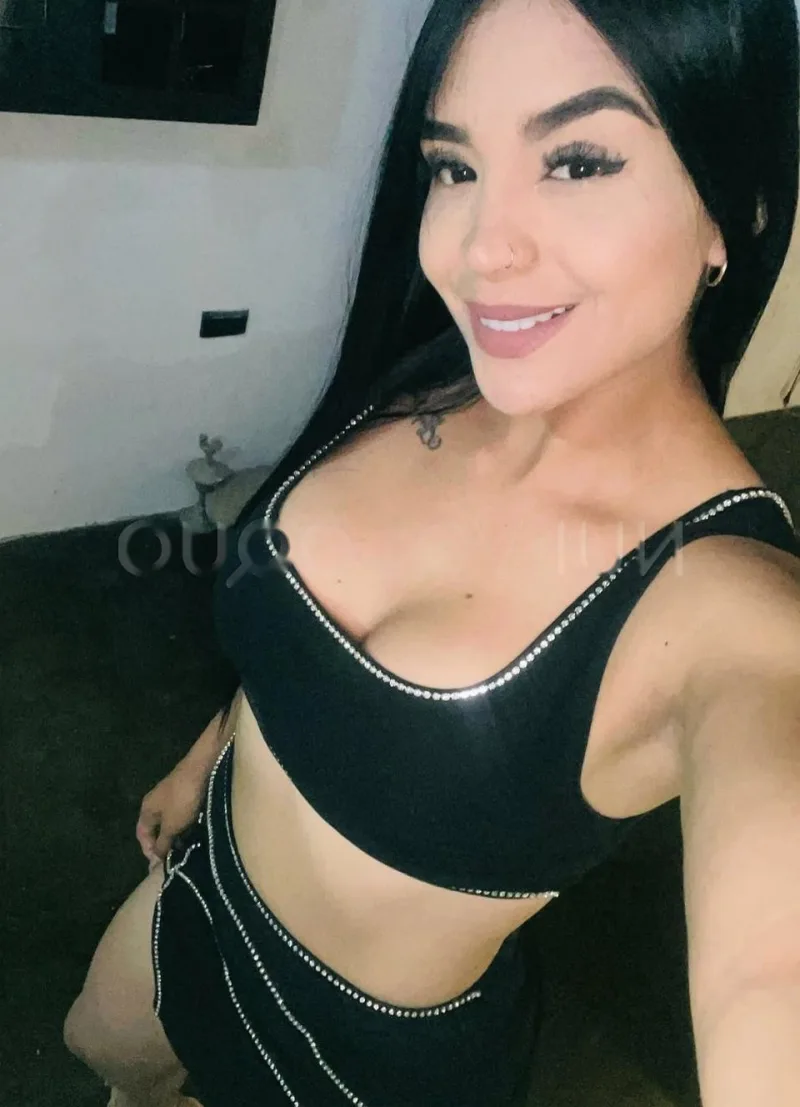 Latina que cumple todas tus fantasías