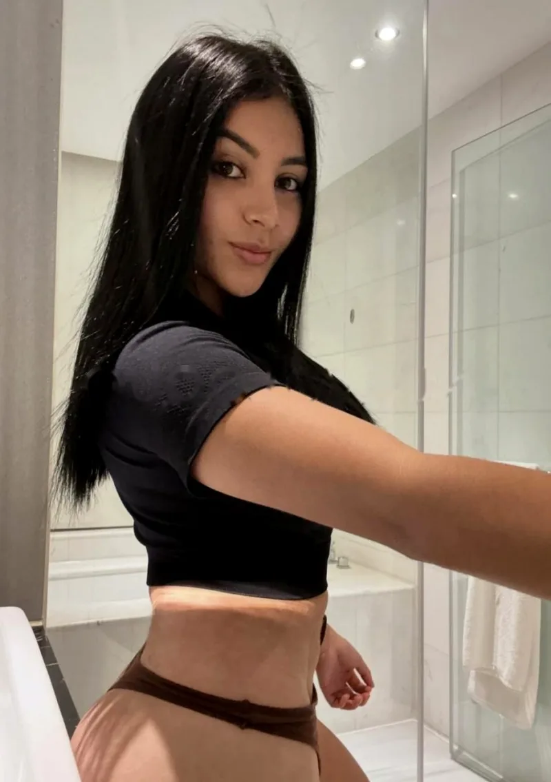 Latina caliente en Sagrada Familia