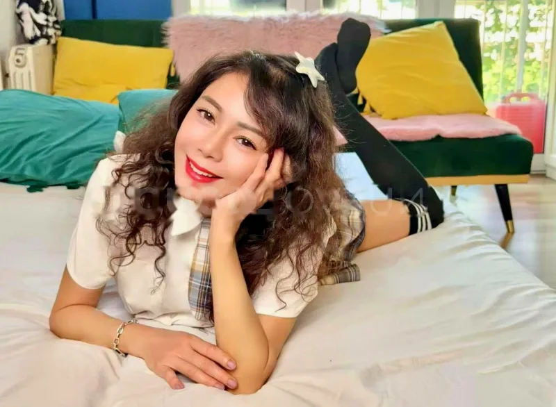 CHICA ORIENTAL DULCE Y SIMPÁTICA