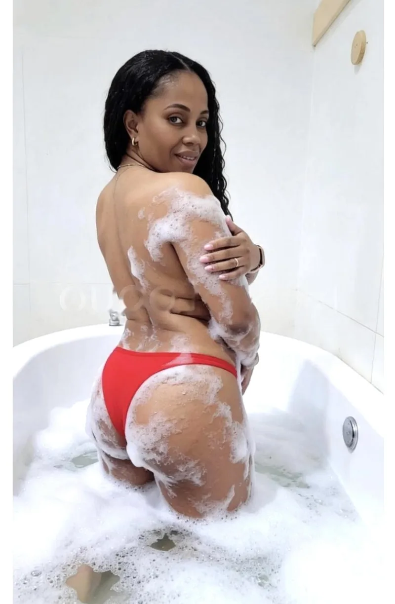 MORENITA CALIENTE DE ESCÁNDALO