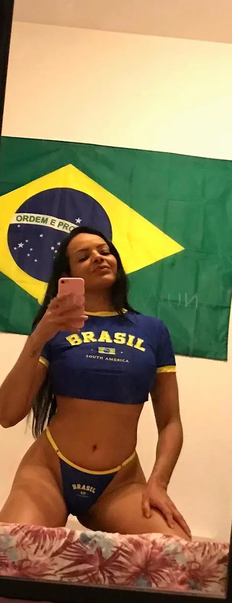 BRASILEÑA MUY CALIENTE Y CARIÑOSA