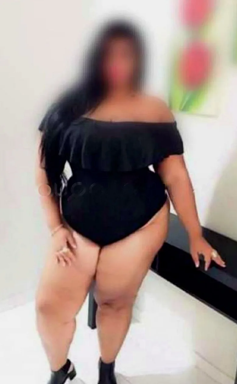 sensual, morena, dulce y juguetona