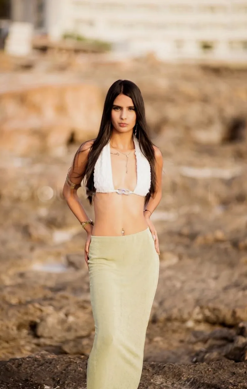 delgada y extrovertida escort