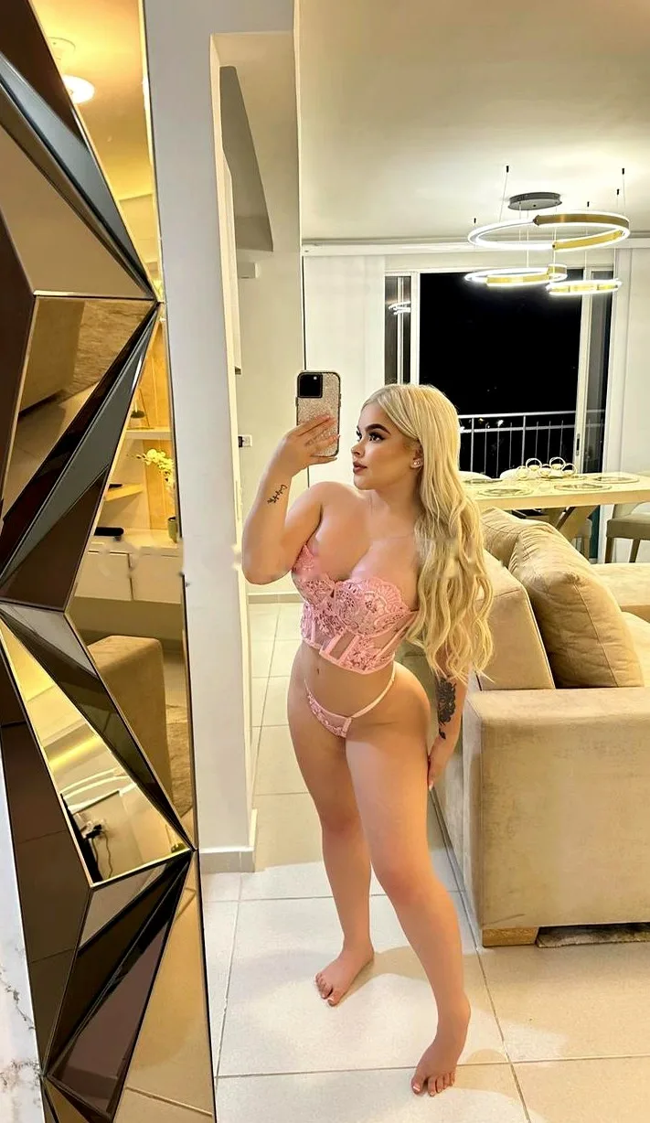 Novedad chica petite ricas tetas y culo