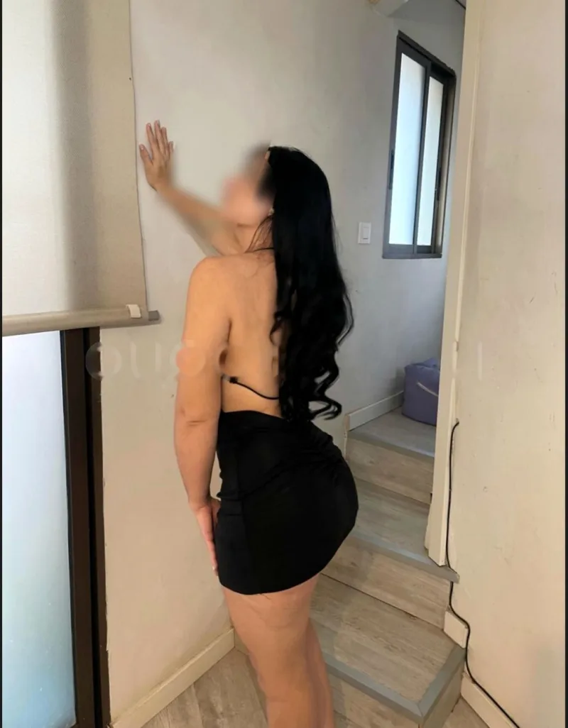 Latina muy ardiente que espera por ti.