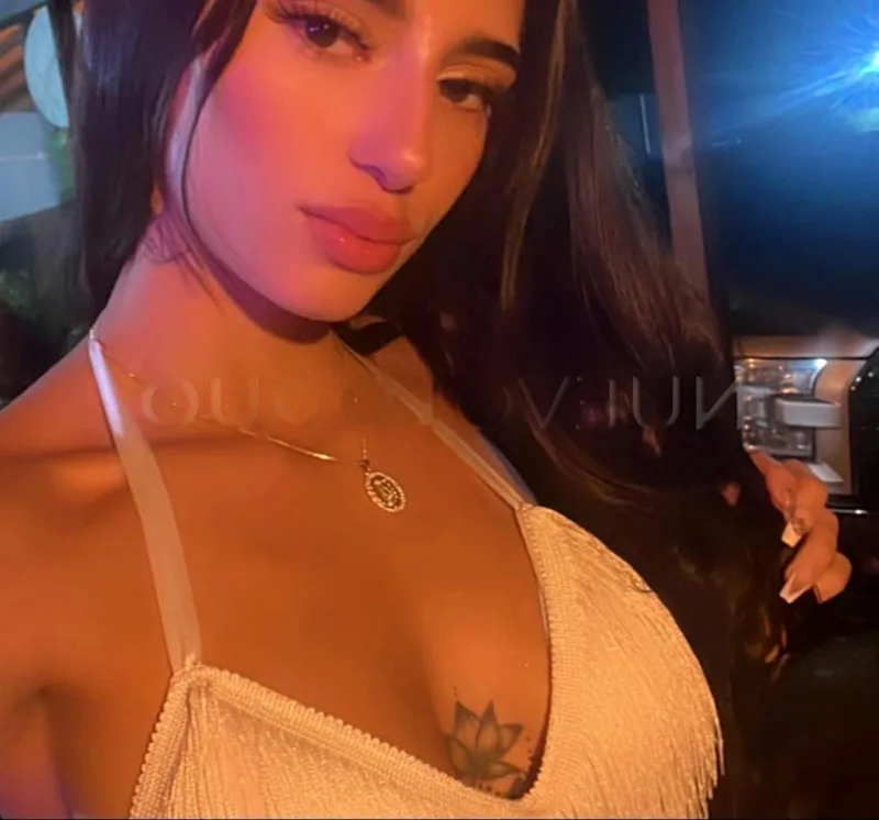 Latina ardiente.Colombiana