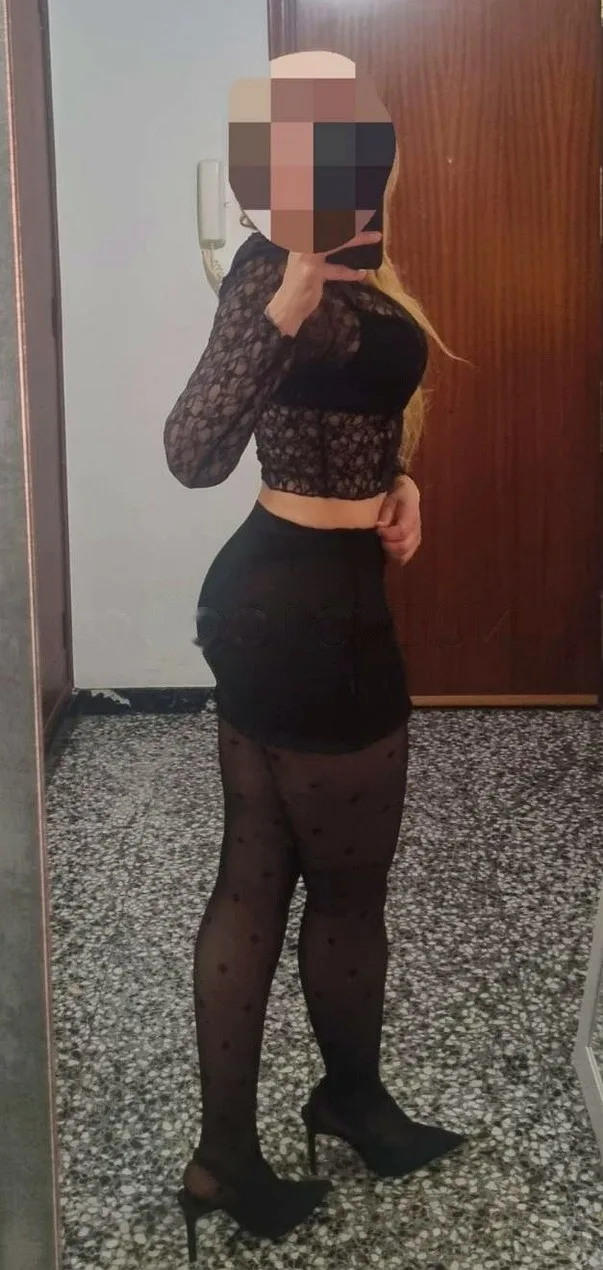 COMPLACIENTE Y ENCANTADORA